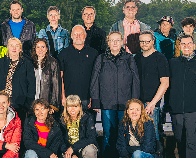 Team Velomax vor einem grünen Hintergrund