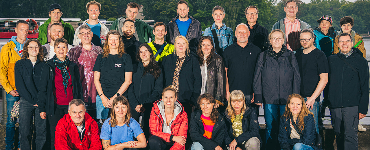Team Velomax vor einem grünen Hintergrund