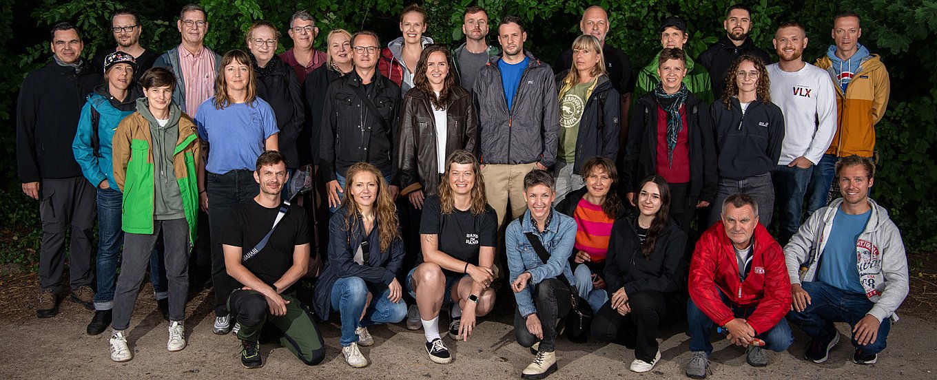 © Markus Werner Teamfoto Velomax mit den MiarbeiterInnen vor grünem Hintergrund.