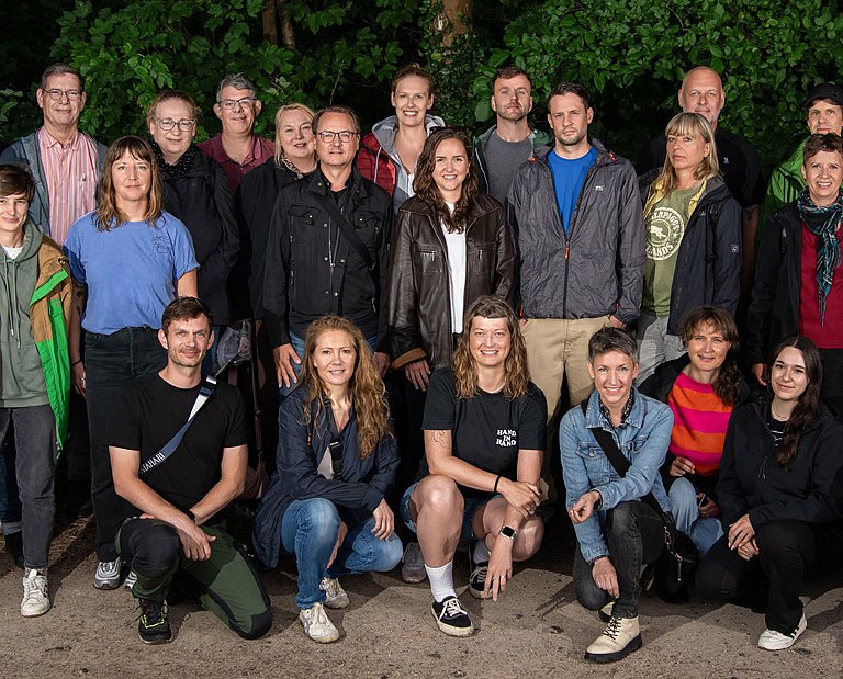 © Markus Werner Teamfoto Velomax mit den MiarbeiterInnen vor grünem Hintergrund.